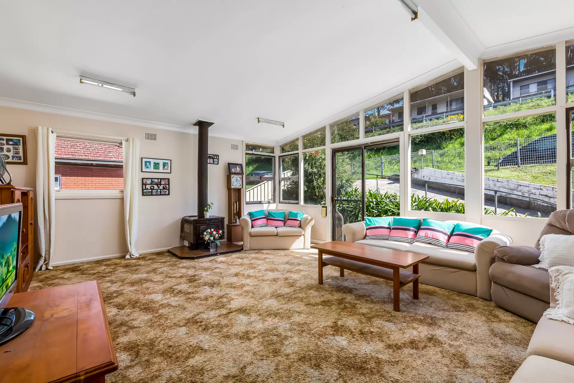 27 Iris Avenue, Coniston Sold by Laurence Morgan Real Estate - image 2