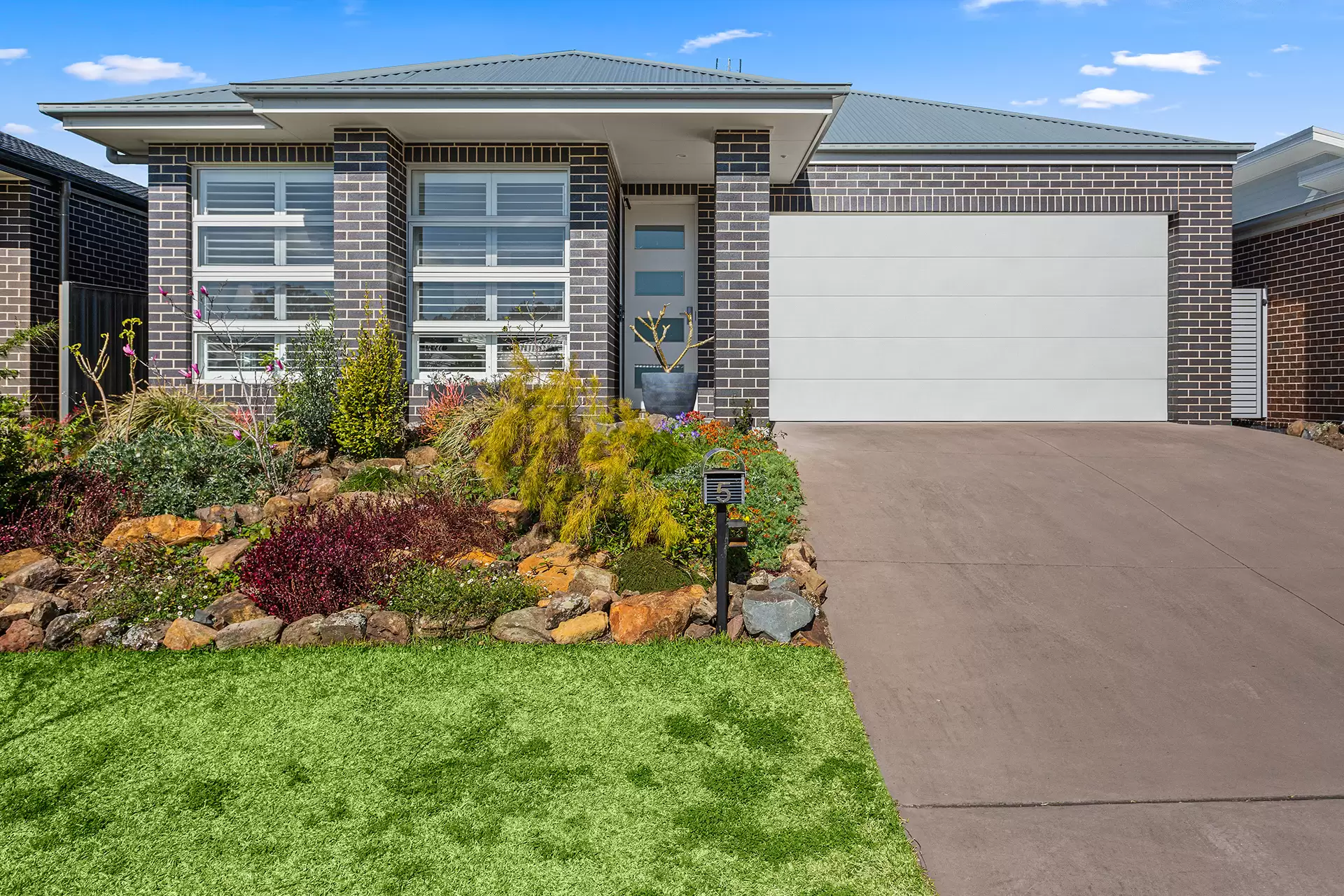 5 Crystal Avenue, Horsley Sold by Laurence Morgan Real Estate - image 1